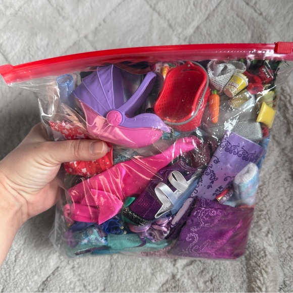 Barbie | Gallon zip Lock Bag Of Barbie & Ken Clothes and accessories - Picture 3 of 3